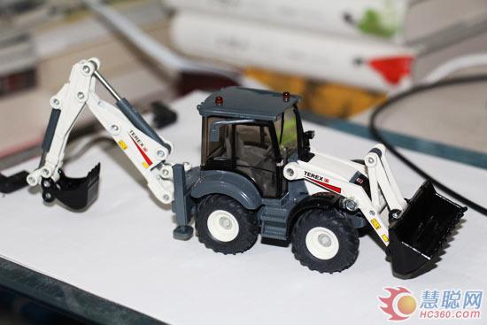 兩頭忙 之特雷克斯挖掘裝載機 圖